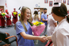 Czepkowanie absolwentek i absolwentów na kierunku pielęgniarstwo [28].jpg