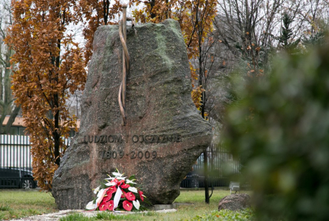 Kamienny obelisk upamiętniający 200 lat nauczania medycyny w Warszawie