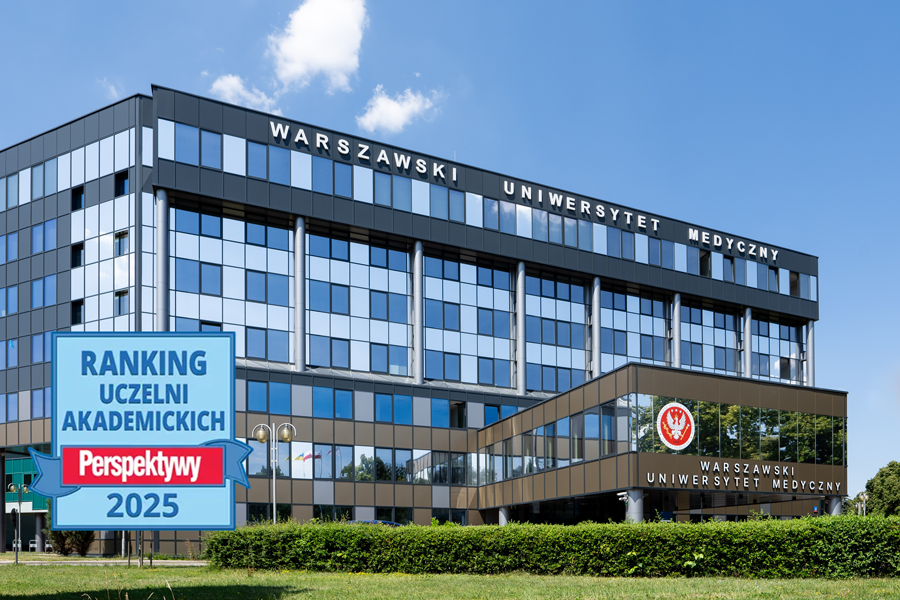 Sześciopiętrowy budynek rektoratu WUM w kolorach szarym i beżowym ze szklaną fasadą. Budynek jest otoczony zielenią. Wejście do budynku jest poprzedzone wysokimi filarami. Nad wejściem znajduje się czerwono-białe godło uczelni oraz białe litery tworzące nazwę uczelni. Na zdjęciu dodane jest niebiesko-czerwone logo rankingu. 