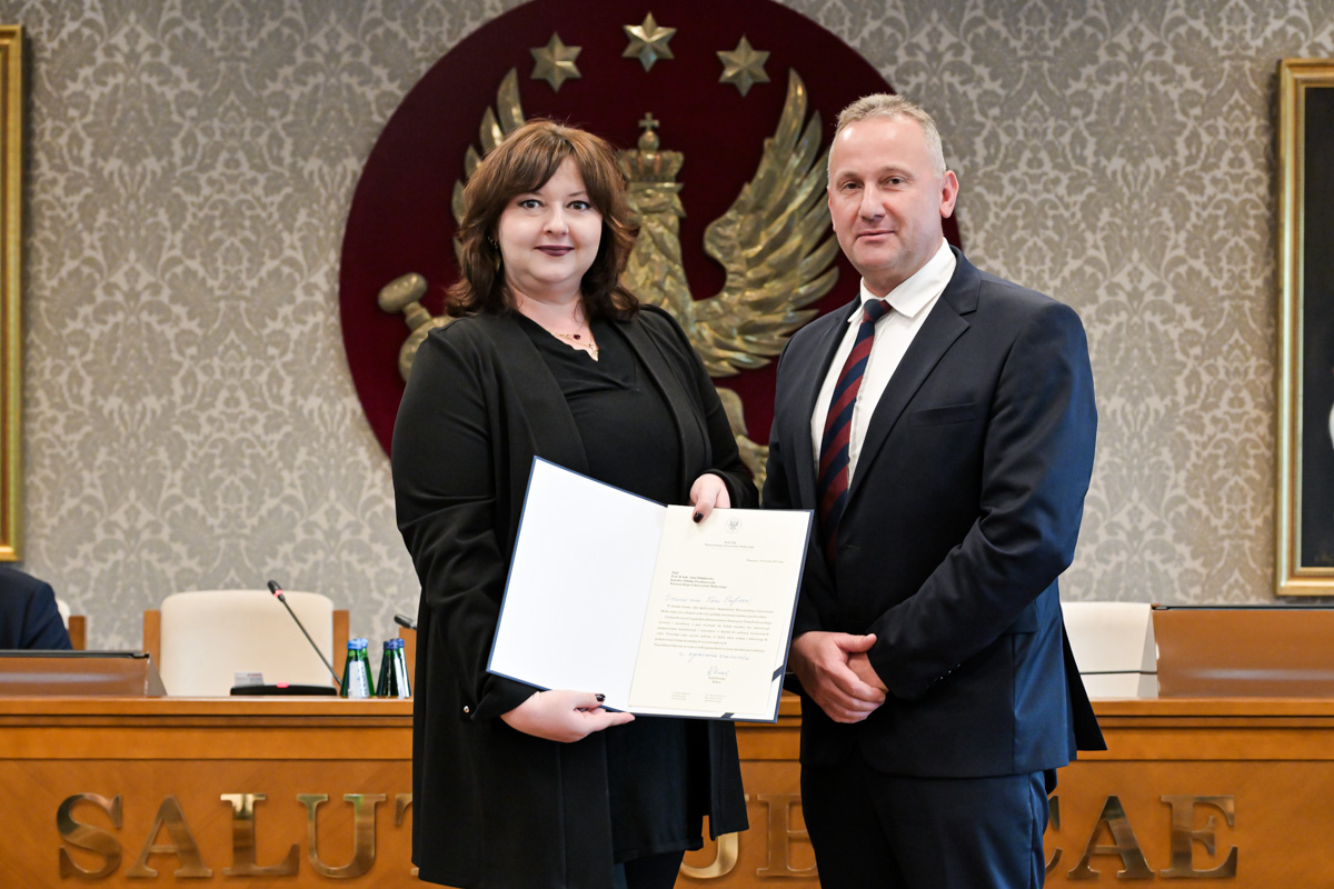 Senat 29 września 2025 - wręczenie gratulacji i powołań - kliknięcie spowoduje wyświetlenie powiększonego zdjęcia