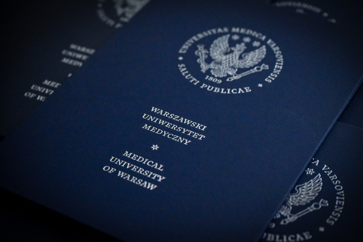 Ciemnoniebieska okładka dokumentu z napisem „Warszawski Uniwersytet Medyczny"