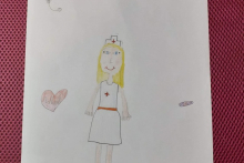 Dzieci rysują medyków walczących z koronawirusem