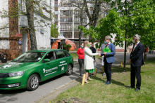 is transplanted at MUW units. Transplant coordinators from the Infant Jesus Clinical Hospital UCC MUW with a new car