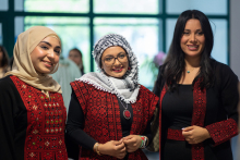 Trzy studentki w tradycyjnych strojach arabskich.