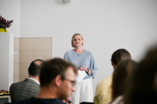 Kobieta mówiąca do grona słuchaczy