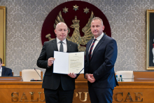 Senat 29 września 2025 - wręczenie gratulacji i powołań - kliknięcie spowoduje wyświetlenie powiększonego zdjęcia