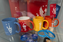 Gadżety uczelni w różnych kolorach.