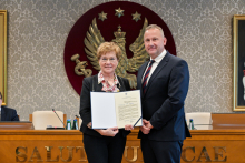 Senat 29 września 2025 - wręczenie gratulacji i powołań - kliknięcie spowoduje wyświetlenie powiększonego zdjęcia