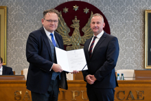 Senat 29 września 2025 - wręczenie gratulacji i powołań - kliknięcie spowoduje wyświetlenie powiększonego zdjęcia