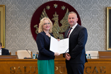 Senat 29 września 2025 - wręczenie gratulacji i powołań - kliknięcie spowoduje wyświetlenie powiększonego zdjęcia