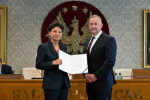 Senat 29 września 2025 - wręczenie gratulacji i powołań - kliknięcie spowoduje wyświetlenie powiększonego zdjęcia