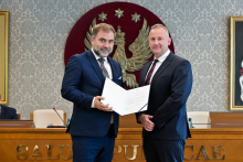 Senat 29 września 2025 - wręczenie gratulacji i powołań - kliknięcie spowoduje wyświetlenie powiększonego zdjęcia