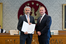 Senat 29 września 2025 - wręczenie gratulacji i powołań - kliknięcie spowoduje wyświetlenie powiększonego zdjęcia