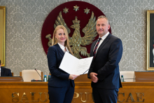 Senat 29 września 2025 - wręczenie gratulacji i powołań - kliknięcie spowoduje wyświetlenie powiększonego zdjęcia