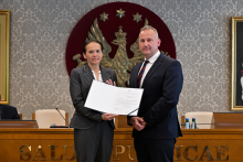 Senat 29 września 2025 - wręczenie gratulacji i powołań - kliknięcie spowoduje wyświetlenie powiększonego zdjęcia