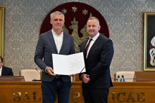 Senat 29 września 2025 - wręczenie gratulacji i powołań - kliknięcie spowoduje wyświetlenie powiększonego zdjęcia