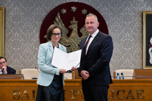 Senat 29 września 2025 - wręczenie gratulacji i powołań - kliknięcie spowoduje wyświetlenie powiększonego zdjęcia