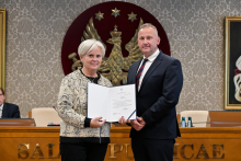 Senat 29 września 2025 - wręczenie gratulacji i powołań - kliknięcie spowoduje wyświetlenie powiększonego zdjęcia