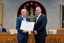 Senat 29 września 2025 - wręczenie gratulacji i powołań - kliknięcie spowoduje wyświetlenie powiększonego zdjęcia