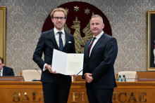 Senat 29 września 2025 - wręczenie gratulacji i powołań - kliknięcie spowoduje wyświetlenie powiększonego zdjęcia