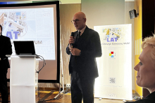 Rektor uczelni przemawia do mikrofonu w czasie jubileuszu.