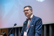 Klaudiusz Komor, wiceprezes Naczelnej Izby Lekarskiej, przy mównicy i przemawia podczas konferencji.