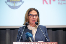 Małgorzata Kidawa-Błońska, marszałek Senatu stoi przy mównicy i przemawia podczas konferencji.