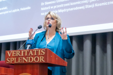 Senator Agnieszka Gorgoń-Komor stoi przy mównicy i przemawia podczas konferencji. 