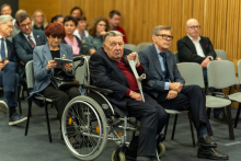 Uczestnicy wydarzenia, którzy siedzą na krzesłach.