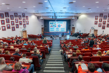 Rzut na aulę, na której siedzi wiele osób. 