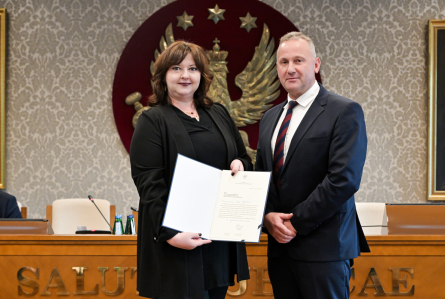 Senat 29 września 2025 - wręczenie gratulacji i powołań - kliknięcie spowoduje wyświetlenie powiększonego zdjęcia