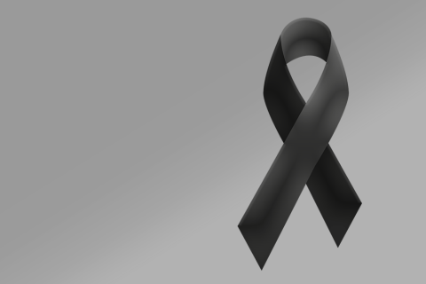 Czarna spleciona wstążka na szarym tle