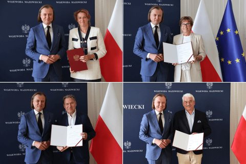 Cztery zdjęcia przedstawiają pary osób w eleganckich strojach, trzymających otwarte dokumenty lub teczki. Tło stanowi granatowa ścianka z napisem „WOJEWODA MAZOWIECKI” oraz flagi Polski i Unii Europejskiej.