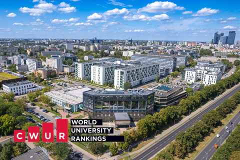 Widok z lotu ptaka na kampus uniwersytecki z nowoczesnymi budynkami otoczonymi zielenią. W tle panorama miasta z zabudową mieszkalną i biurową. Na niebie białe chmury. W lewym dolnym rogu logo CWUR i napis „WORLD UNIVERSITY RANKINGS”.