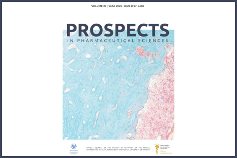 Okładka czasopisma naukowego „Prospects in Pharmaceutical Sciences”. Widać na niej mikroskopowy obraz tkanki w odcieniach niebieskiego i różowego. Na dole widoczne logotypy.